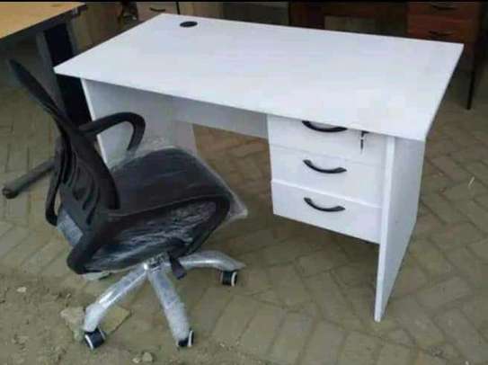 White plain office desk with a swivel chair image 1