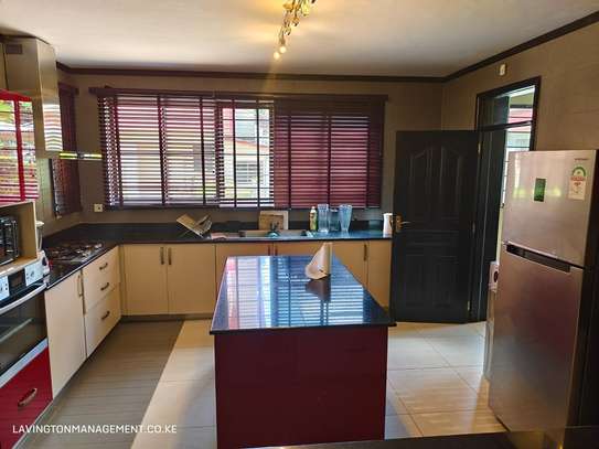 5 Bed House with En Suite at Lavington Green image 21