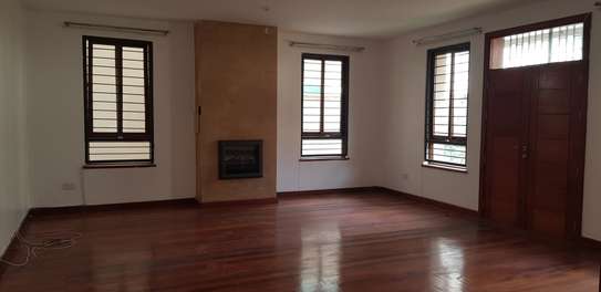 5 Bed Townhouse with Aircon at Kaputei Garden image 6