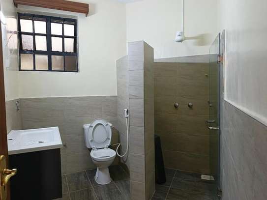 3 Bed Apartment with En Suite at Rhapta Rd image 2