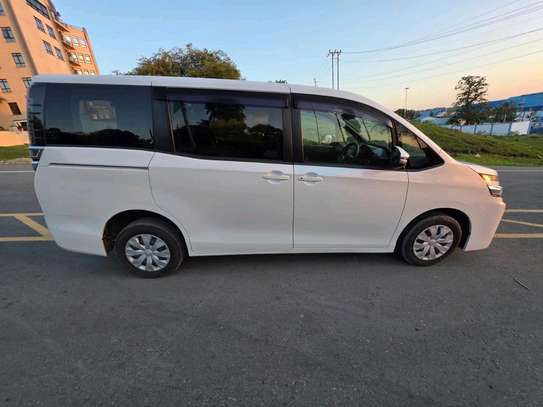 Toyota noah new image 2