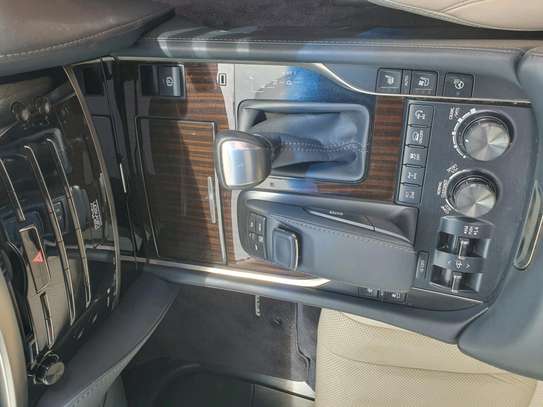 Lexus LX570 image 6