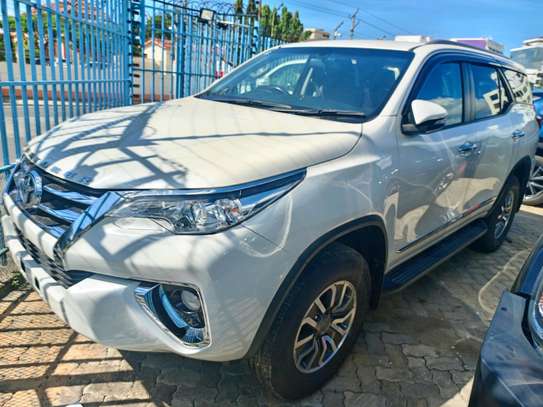 Toyota Fortuner pearl image 6