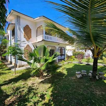 4 Bedroom mansion In a gated estate nyali mombasa image 3