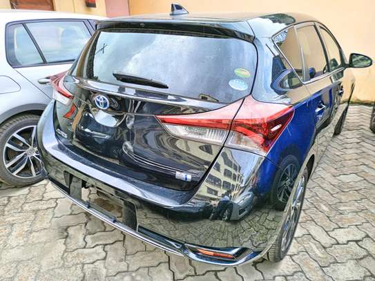 Toyota Auris hybrid image 5