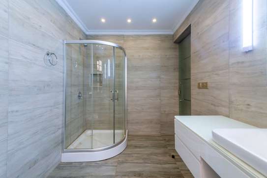 5 Bed House with En Suite in Ridgeways image 13