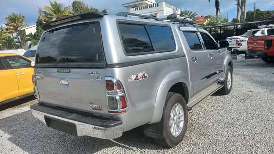 Toyota hilux double cabin image 3