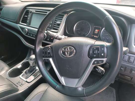 TOYOTA KLUGER FOR SALE image 9