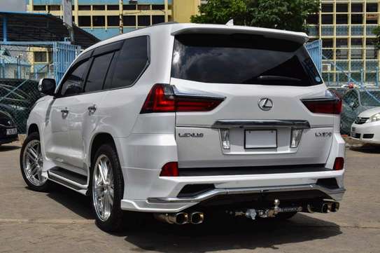 Lexus 570 image 9