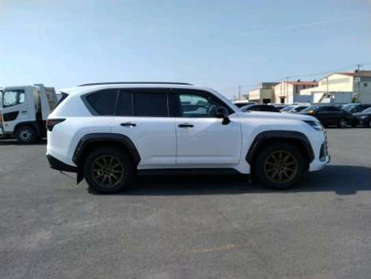 2022 Lexus LX600 image 13