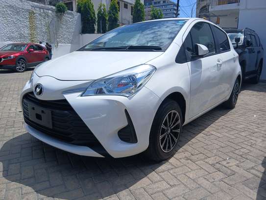 Toyota Vitz 1000cc white image 4