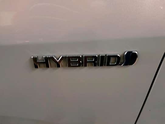 Toyota Voxy hybrid white 2018 2wd image 9