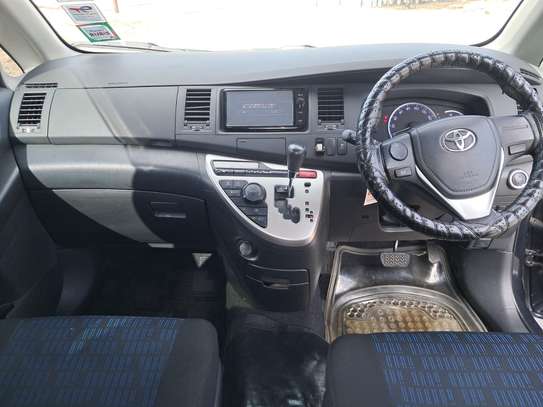 Toyota Isis Blue KDJ image 4