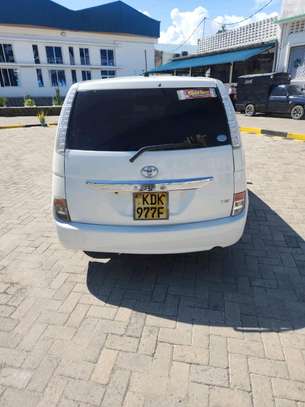 Toyota isis 2015model image 9