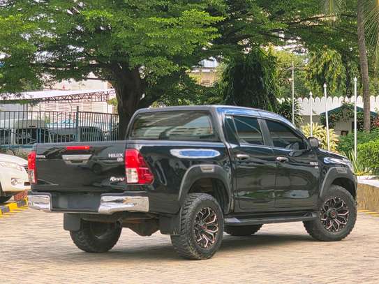 Toyota hilux double cub image 3