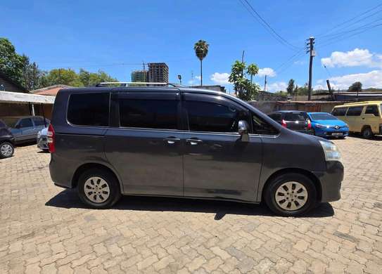 Toyota Noah image 3