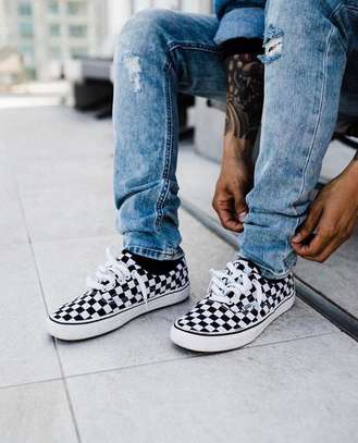 Checkerboard vans lace shops up