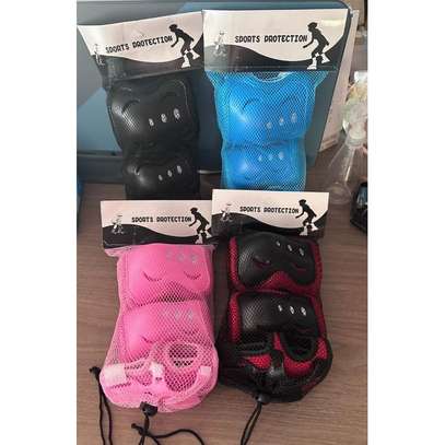 Kids Guards, 2 Knee Pads, Wrist Pads And Wrist Guards. image 3