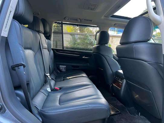 2016 Lexus LX 570 selling in Kenya image 5
