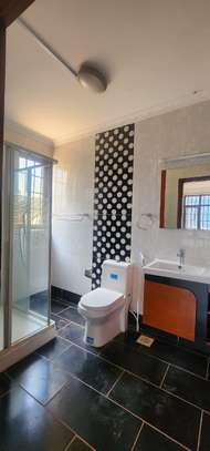 5 Bed House with En Suite in Runda image 3