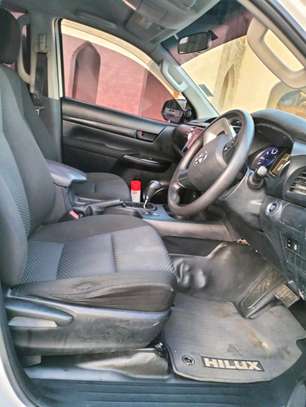 TOYOTA HILUX DOUBLE CABIN 2019 image 11