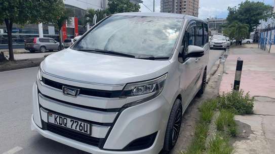 TOYOTA NOAH 2017MODEL 8 SEATER 2WD image 2