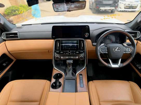 2020 Lexus LX600 image 4