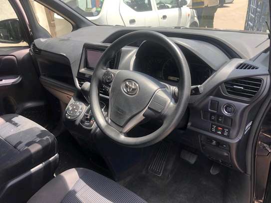 Toyota Noah hybrid 2018 2wd image 6