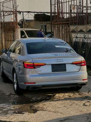 Audi A4 S-Line 2019 image 3