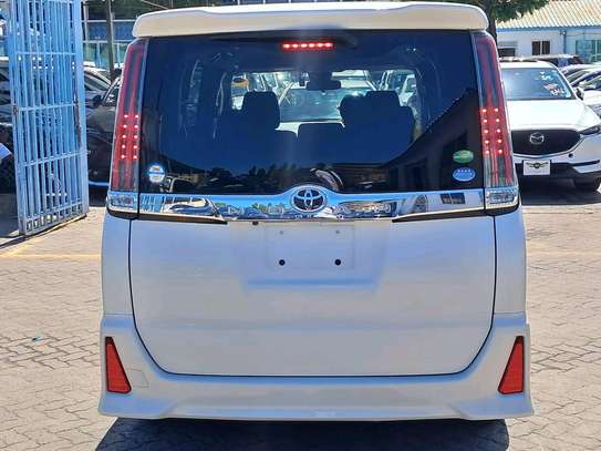 Toyota NOAH 2019 White 7-Seater Petrol Van image 11