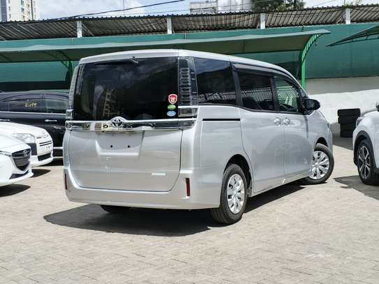 Toyota voxy 2018 on offer selling in Mombasa image 3