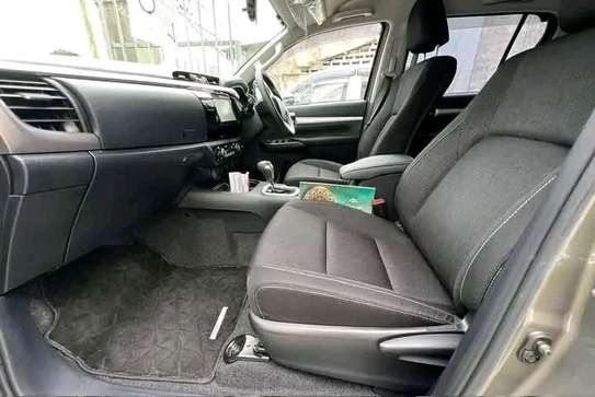 Toypta hilux double cabin image 5