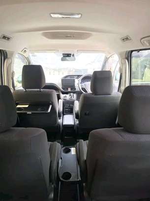 Toyota Noah hybrid image 4