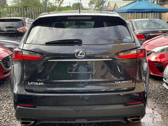 Lexus Nt 200 image 9