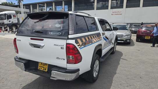 Toyota Hillux Double Cab image 4
