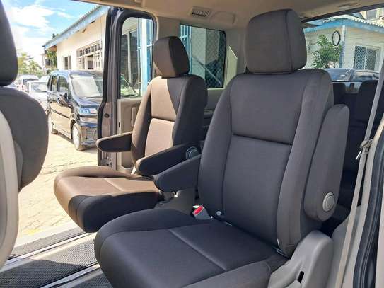 Honda stepwgn image 5