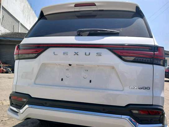Lexus LX600 2023 image 12