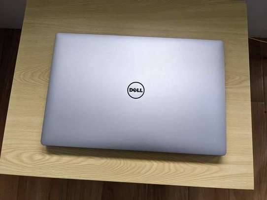 Dell precision 5520 laptop image 3