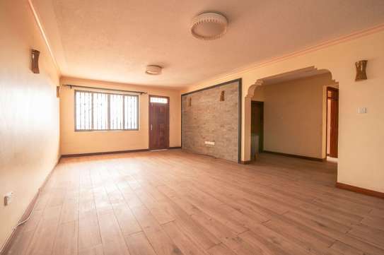 3 Bed Apartment with En Suite in South C image 2