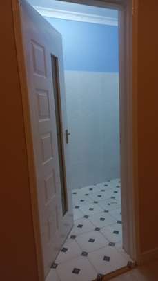 5 Bed Townhouse with En Suite at Ridgemount Court image 4