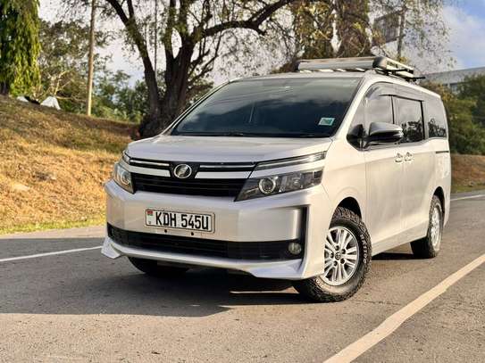 Toyota voxy image 4