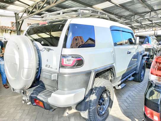 Toyota FJ cruiser grey image 2