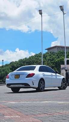 Mercedes benz C200 white image 1