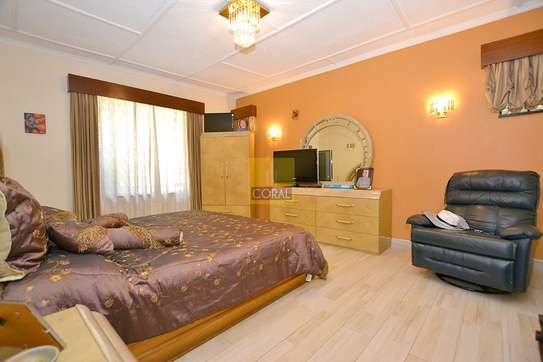 5 Bed House with En Suite at Brookside Drive image 17