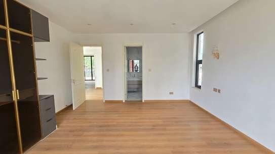 5 Bed House with En Suite in Lavington image 2