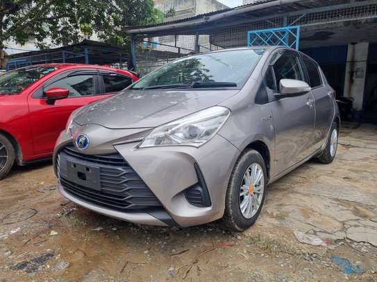 Toyota Vitz hybrid grey 2018 2wd image 1