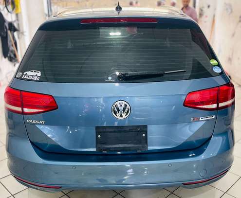 Volkswagen Passat Blue motion image 9