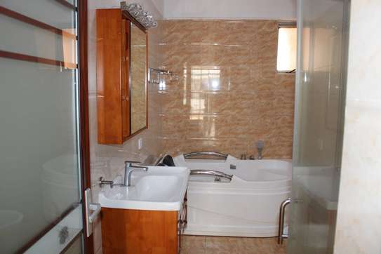 3 Bed Apartment with En Suite in Lavington image 5