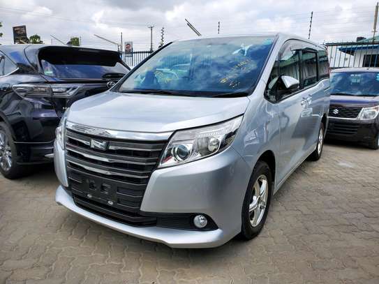 Toyota Noah image 1