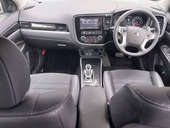 Mitsubishi Outlander Plug in Hybrid image 2